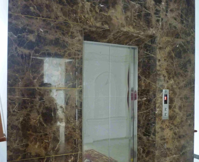 Đá ốp mặt thang máy Dark Emperador